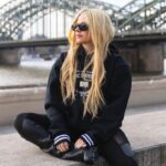 Avril Lavigne Instagram - 🖤💚 traveling around Europe with my bestie 🖤💚 Cologne, Germany