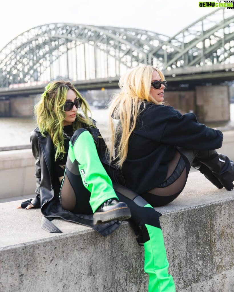 Avril Lavigne Instagram - 🖤💚 traveling around Europe with my bestie 🖤💚 Cologne, Germany