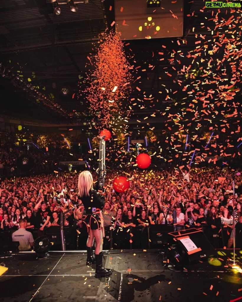 Avril Lavigne Instagram - 🎸🌟🤘🏼😝🔥🖤🧡 Europe