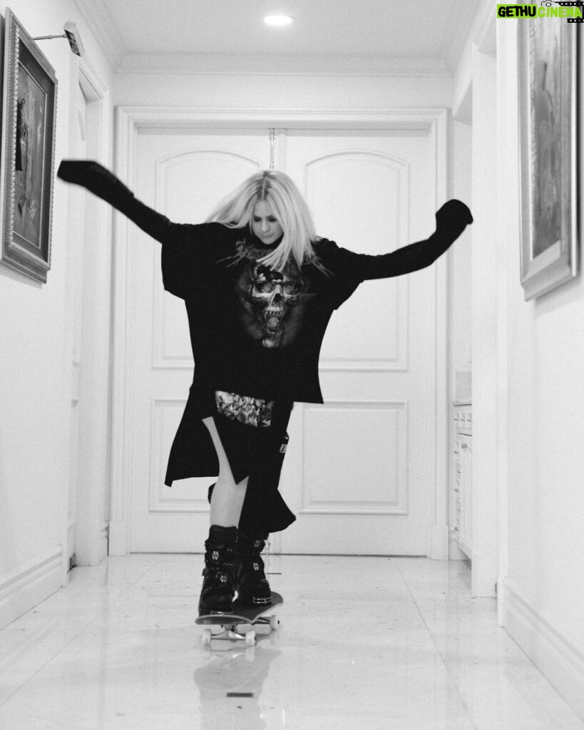 Avril Lavigne Instagram - @numero_netherlands 🧡🖤