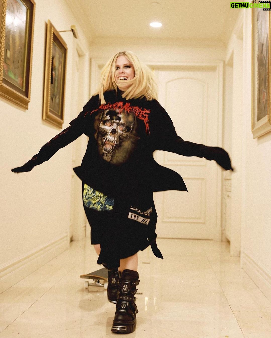 Avril Lavigne Instagram - @numero_netherlands 🧡🖤