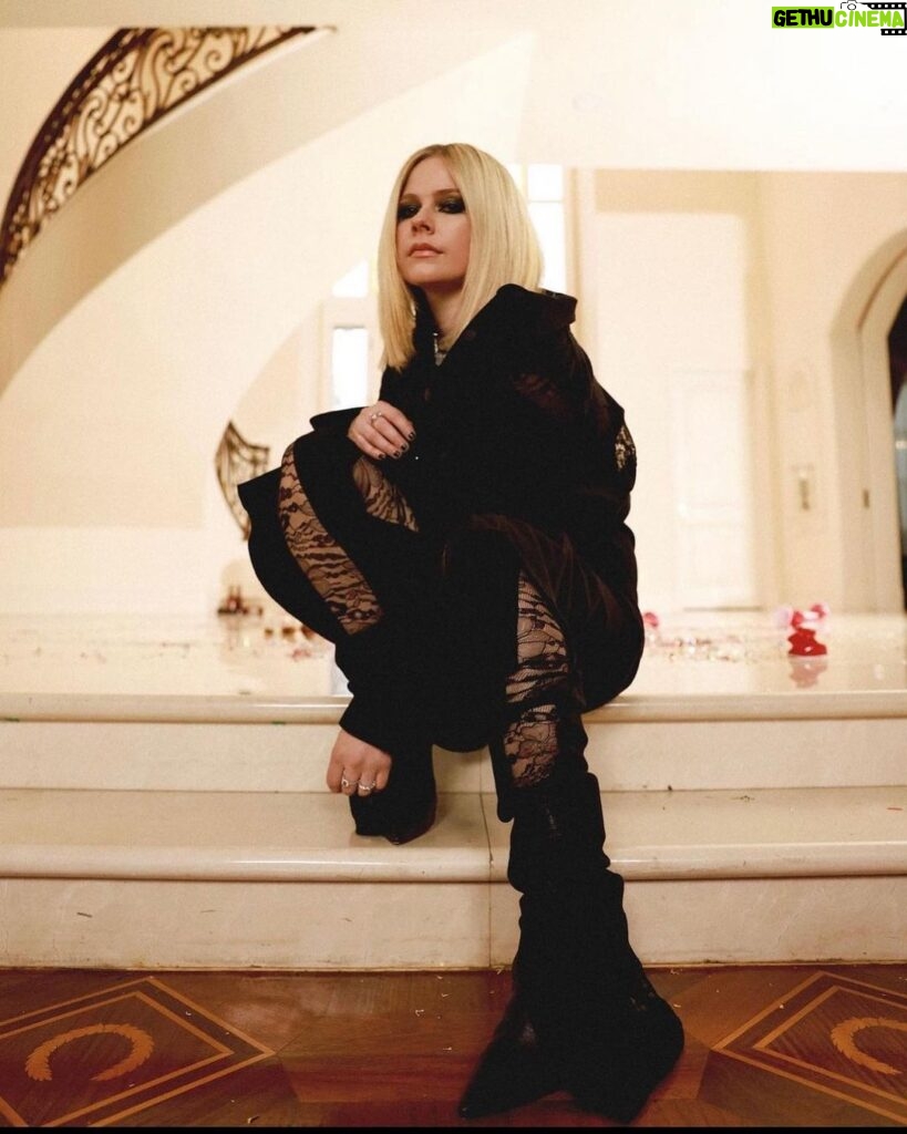 Avril Lavigne Instagram - @numero_netherlands 🧡🖤