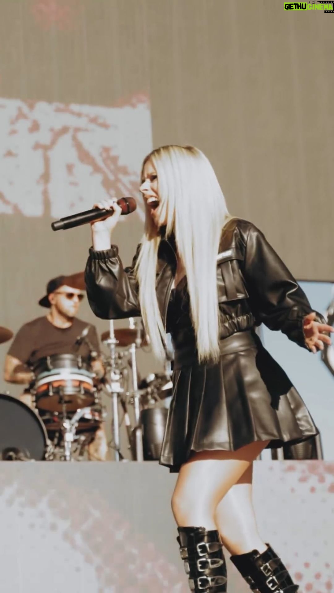 Avril Lavigne Instagram - “FAKE AS HELL” live at @whenwewereyoungfest with my bois @alltimelow Las Vegas, Nevada