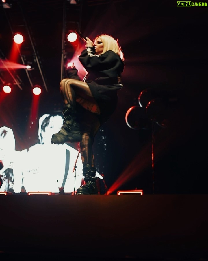 Avril Lavigne Instagram - This show was π₯π₯π₯ Thank you Munich π§‘π€πΆβ¨π€ Munich, Germany