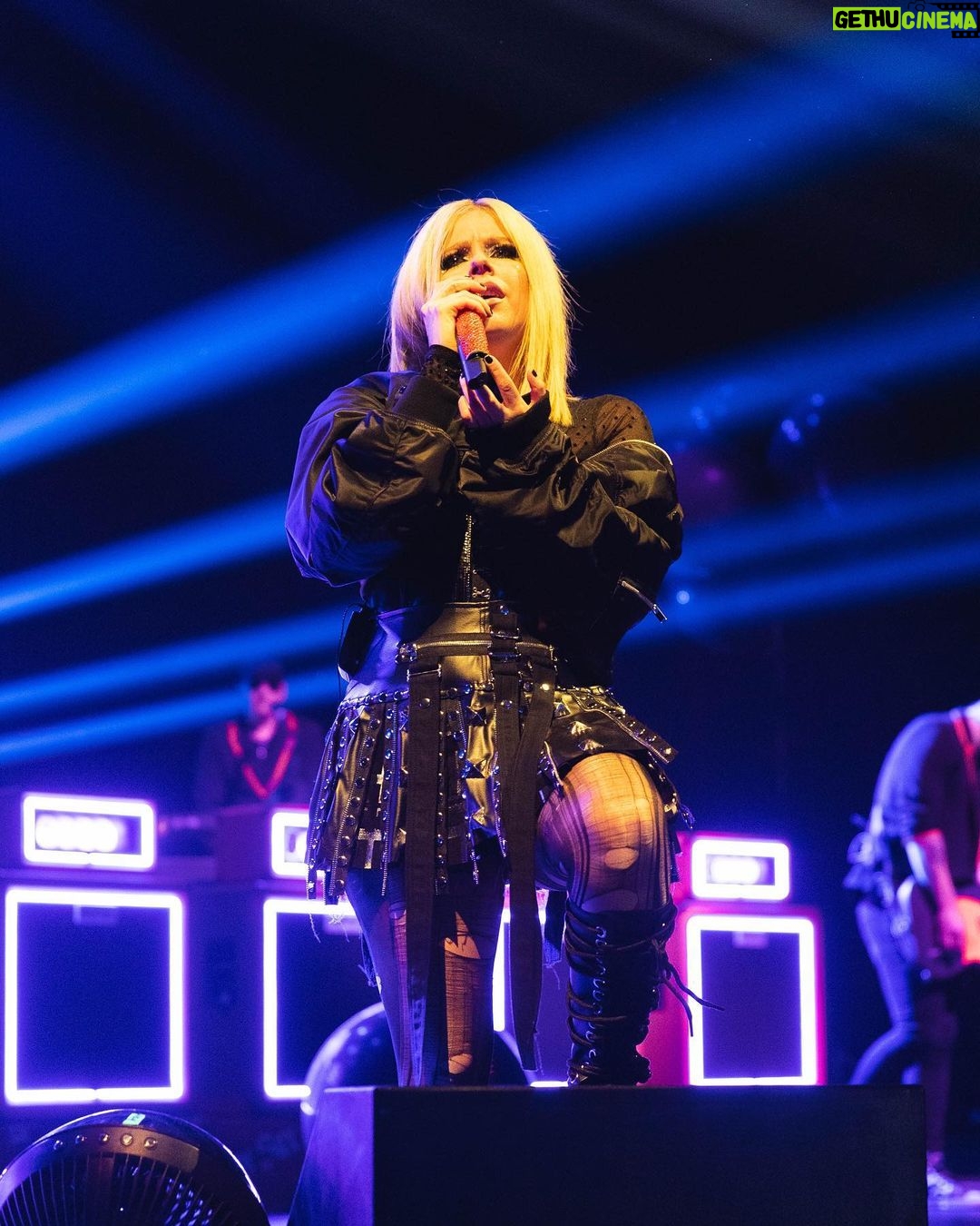 Avril Lavigne Instagram - Germany 🧡🖤 Hamburg, Germany