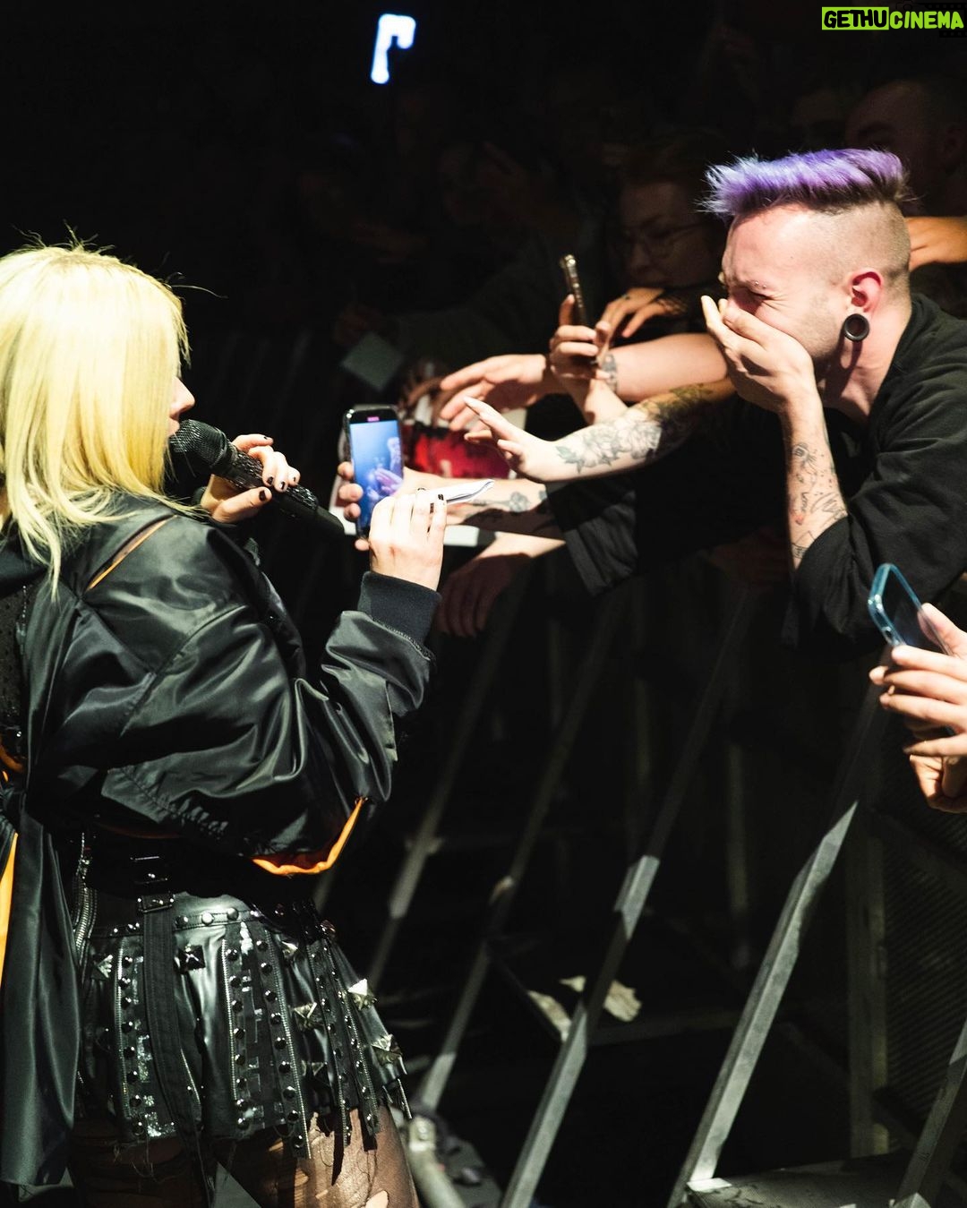 Avril Lavigne Instagram - Germany 🧡🖤 Hamburg, Germany