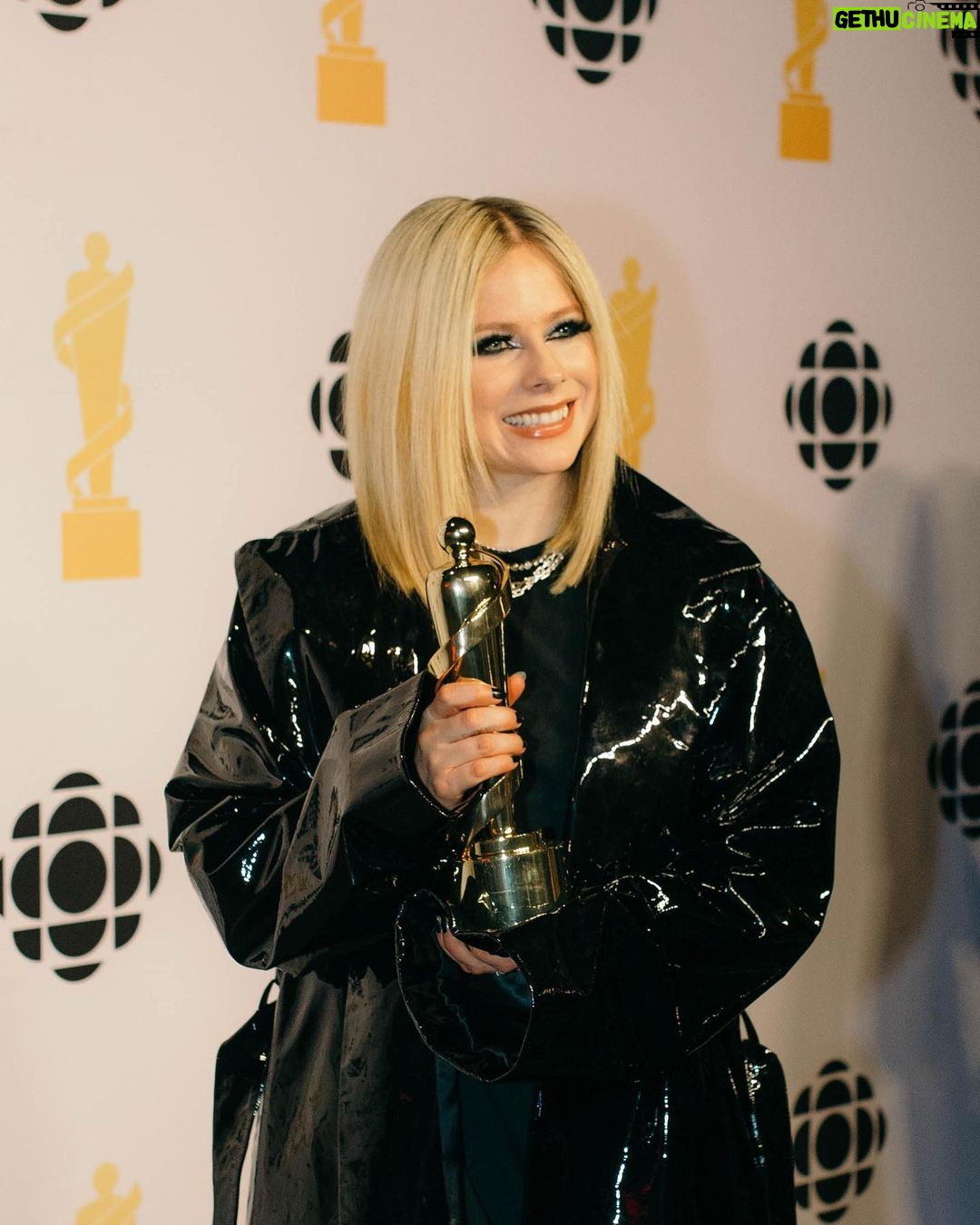 Avril Lavigne Instagram - Thank you so much to the @thejunoawards and to the beautiful fans for voting for the fan choice award! This one’s for you🖤
