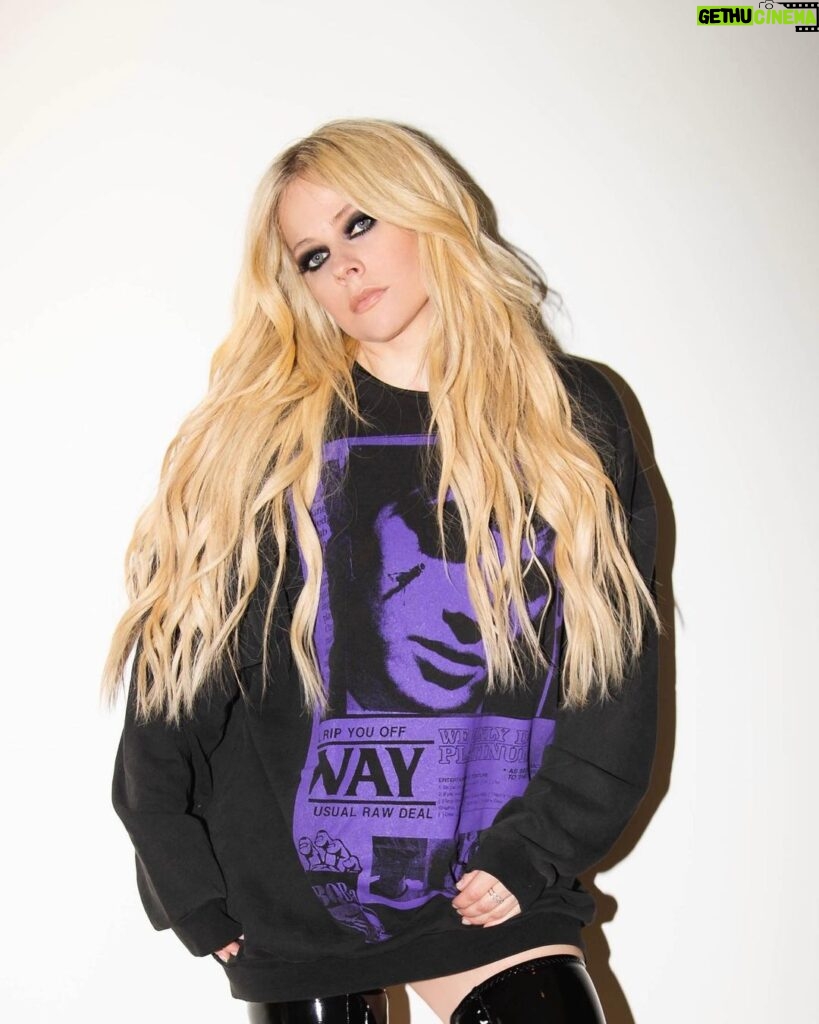 Avril Lavigne Instagram - 💜🖤