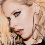 Avril Lavigne Instagram - 🖤🤍 Paris, France