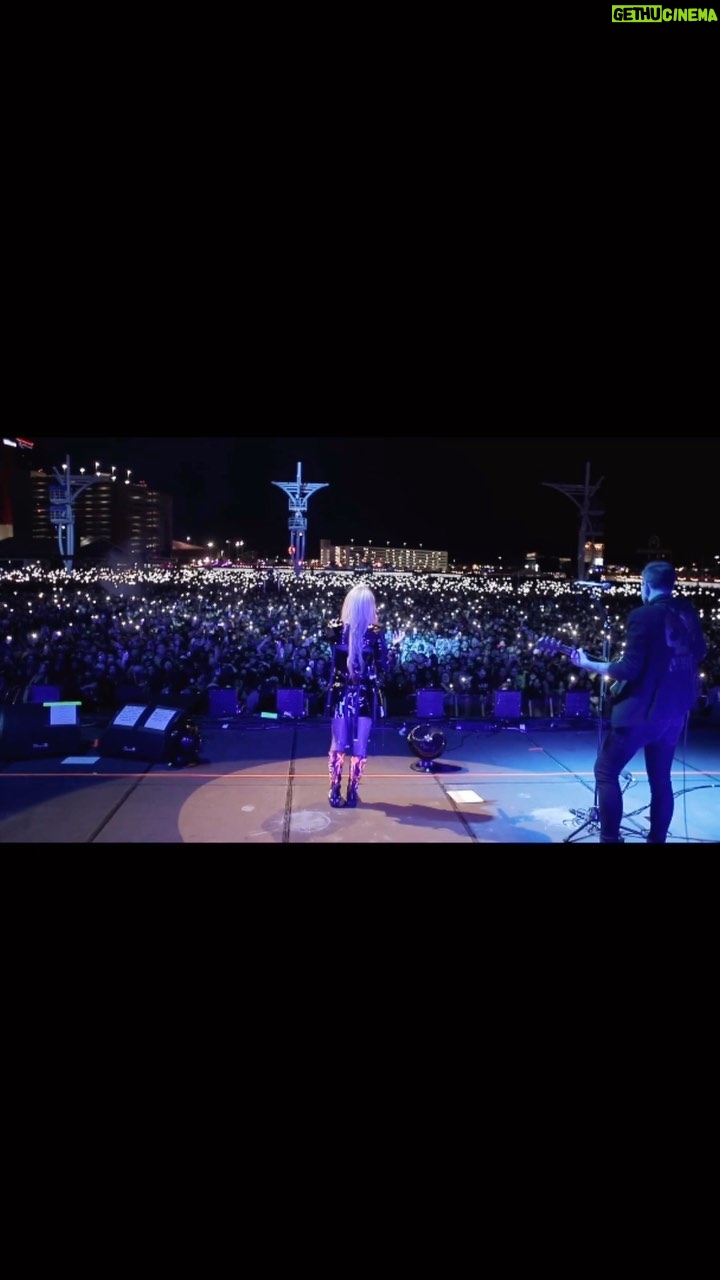 Avril Lavigne Instagram - Feeling extra Emo because of you all 🧡🖤 @whenwewereyoungfest