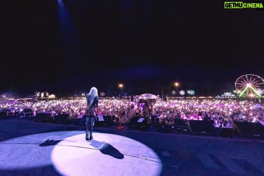 Avril Lavigne Instagram - 4 shows in 24 hours. Thank you @fireflymusicfestival, @iheartradio and my amazing band and crew. @therealferlazz @davidimmerman @reevemusic @cameronhurley @mattreillyproductions