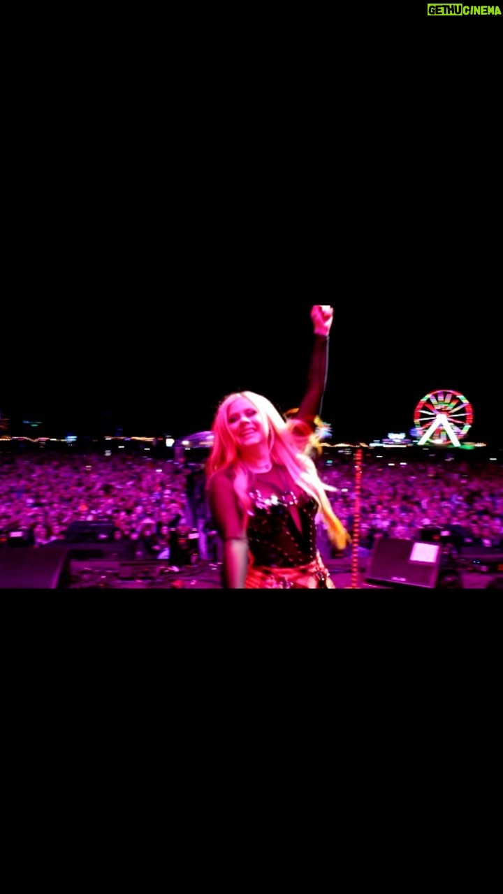 Avril Lavigne Instagram - blink-182 4-ever ❤️❤️❤️ @travisbarker @markhoppus @tomdelonge. Last night at @fireflymusicfestival with my friends @alltimelow Firefly Music Festival
