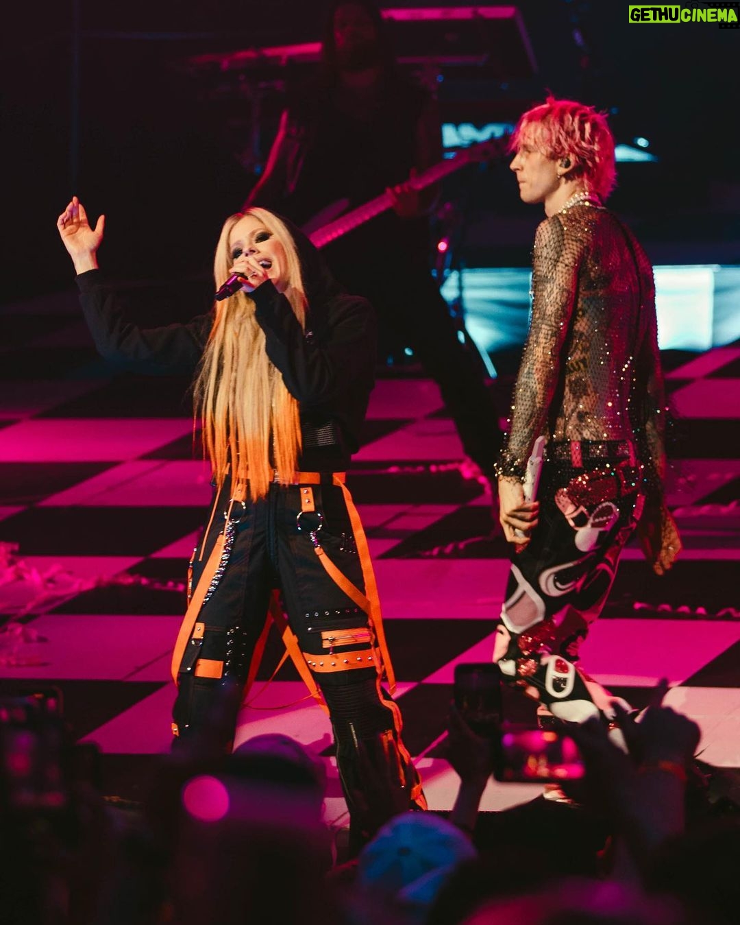 Avril Lavigne Instagram - Bois Lie. Mainstream Sellout Tour. 💀@machinegunkelly
