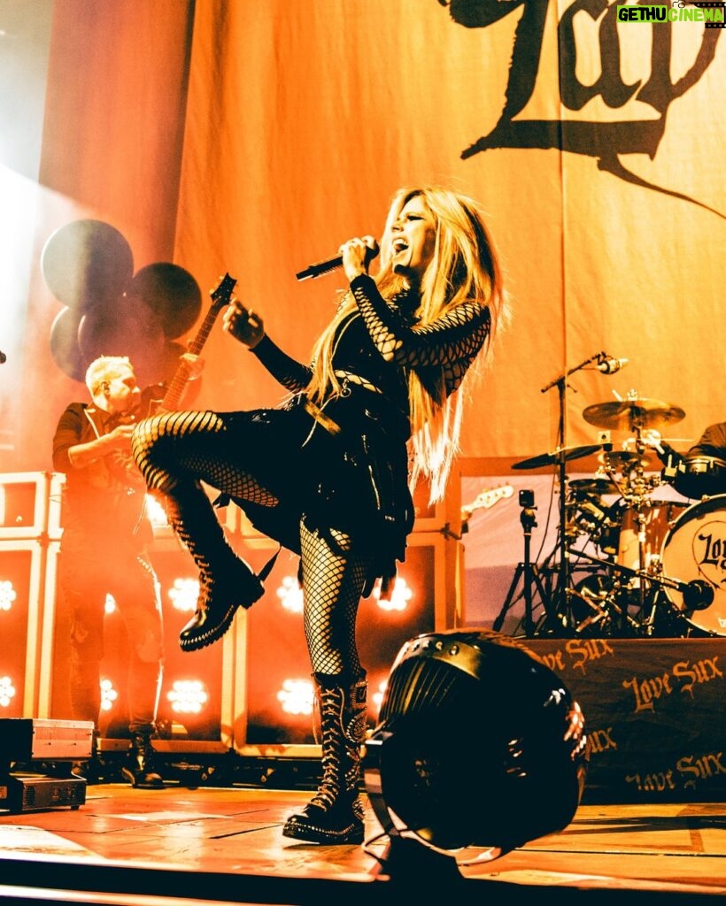 Avril Lavigne Instagram - Summer Tour 🧡💀🖤