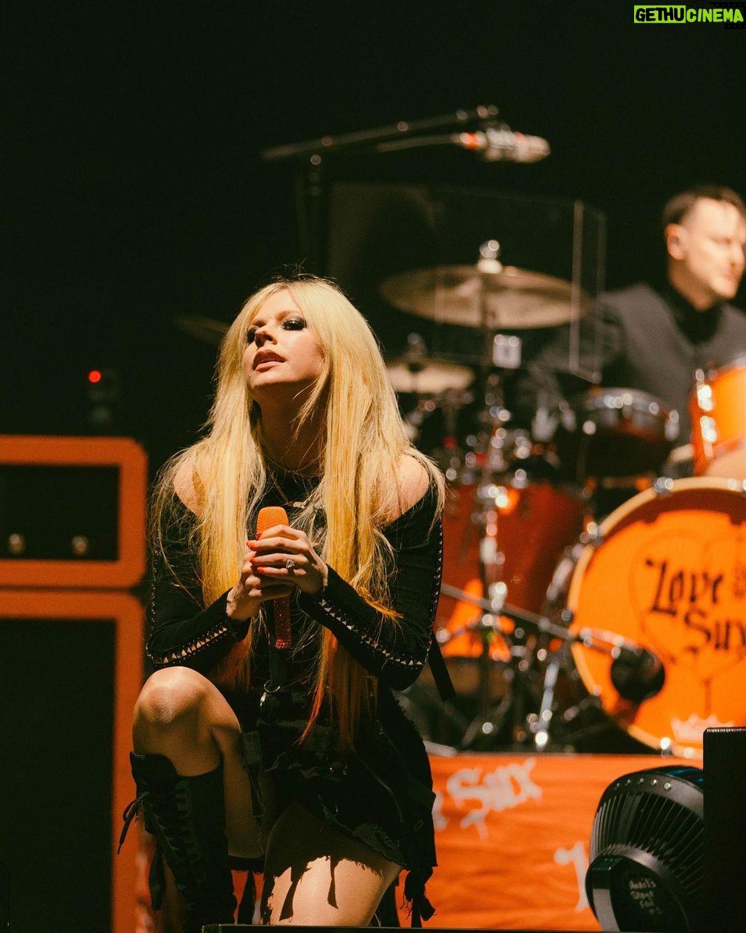 Avril Lavigne Instagram - Last night. Mainstream Sellout Tour ๐งก๐๐ค