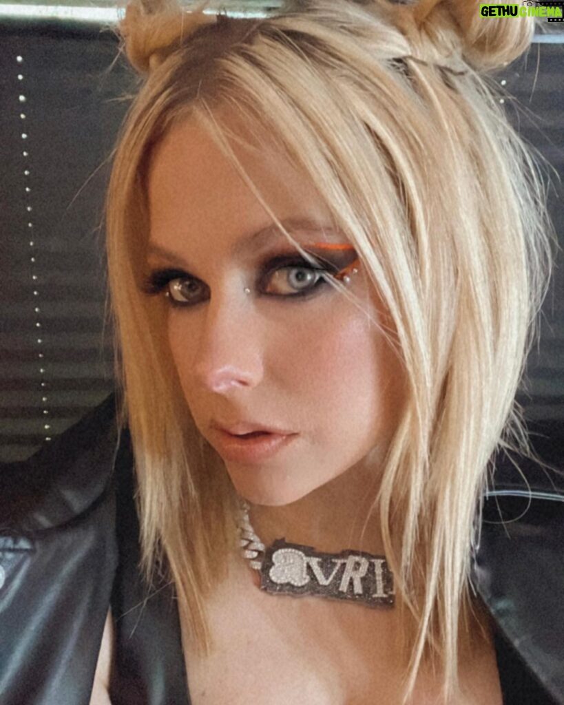 Avril Lavigne Instagram - Lyfe Lately 🖤🧡 Europe
