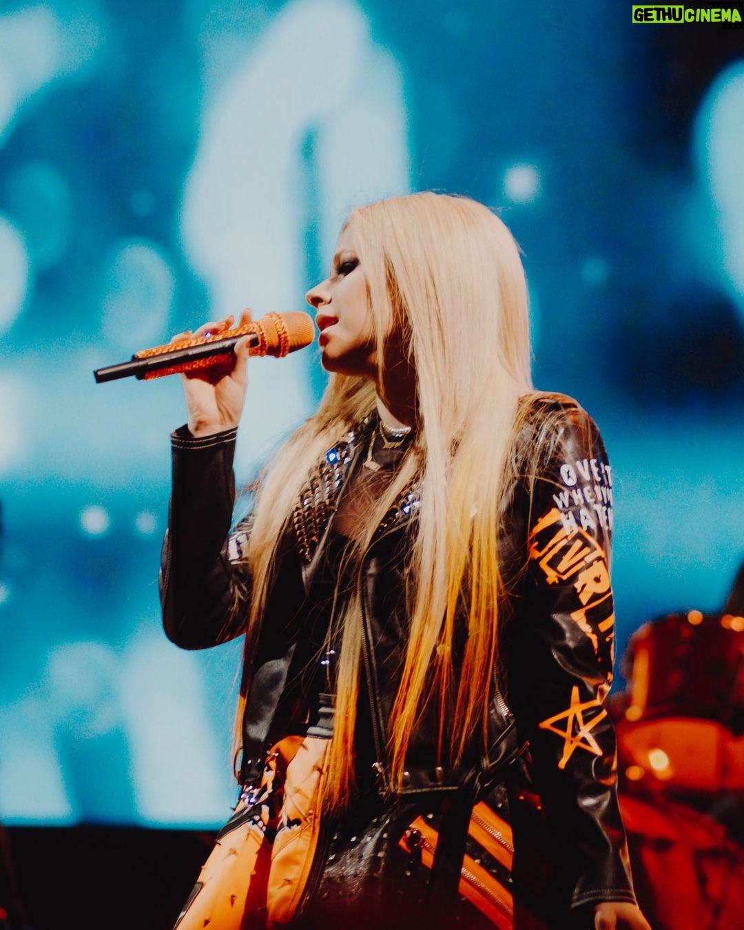 Avril Lavigne Instagram - I can't believe it's the last show of the Bite Me Canada Tour! See you tonight Halifax ๐งก๐๐ค