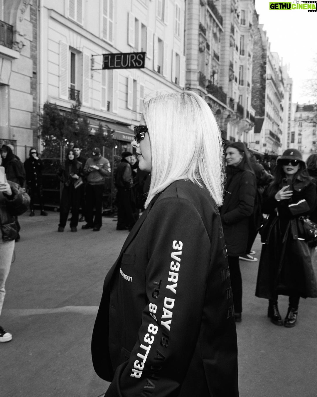 Avril Lavigne Instagram - PFW 🖤🤍 Paris, France