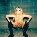 Avril Lavigne Instagram - @inlovemag 🧡🖤 @versace @donatella_versace photographer @thatsnathanjames Stylist @sam__woolf Glam @juliadantasbeauty Writer @thesavvyscribbler
