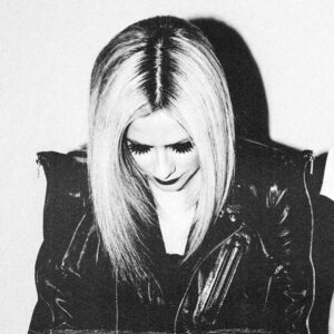 Avril Lavigne Instagram - When you let @yungblud cut your hair… 🖤💀🖤✂️🇬🇧