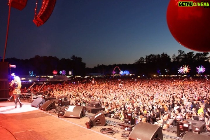 Avril Lavigne Instagram - 4 shows in 24 hours. Thank you @fireflymusicfestival, @iheartradio and my amazing band and crew. @therealferlazz @davidimmerman @reevemusic @cameronhurley @mattreillyproductions