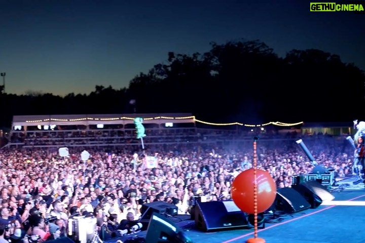 Avril Lavigne Instagram - 4 shows in 24 hours. Thank you @fireflymusicfestival, @iheartradio and my amazing band and crew. @therealferlazz @davidimmerman @reevemusic @cameronhurley @mattreillyproductions