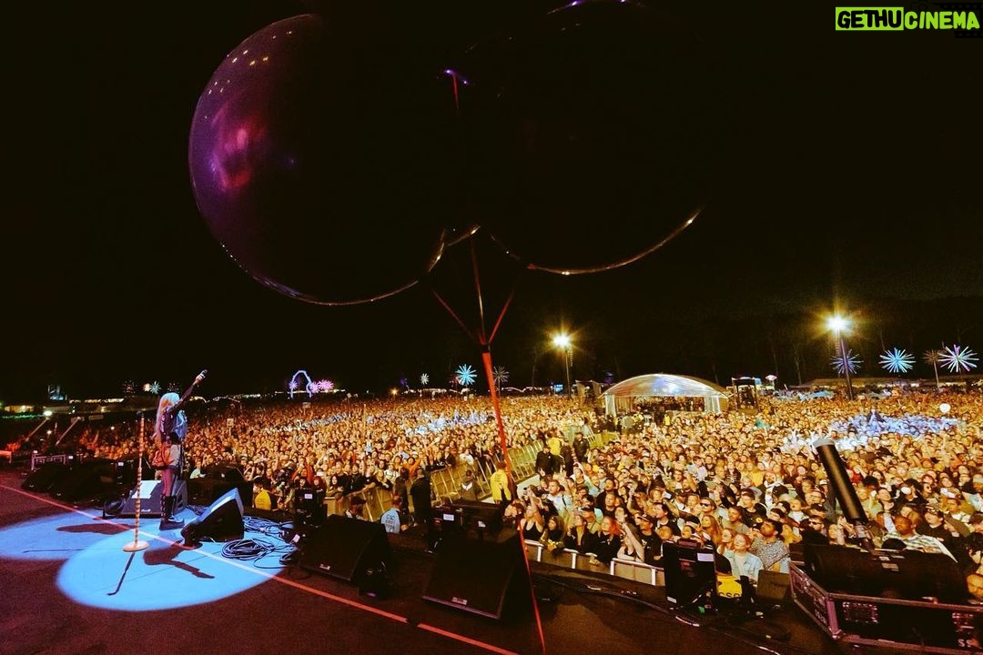 Avril Lavigne Instagram - 4 shows in 24 hours. Thank you @fireflymusicfestival, @iheartradio and my amazing band and crew. @therealferlazz @davidimmerman @reevemusic @cameronhurley @mattreillyproductions
