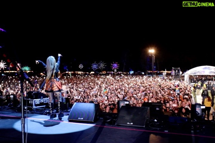 Avril Lavigne Instagram - 4 shows in 24 hours. Thank you @fireflymusicfestival, @iheartradio and my amazing band and crew. @therealferlazz @davidimmerman @reevemusic @cameronhurley @mattreillyproductions