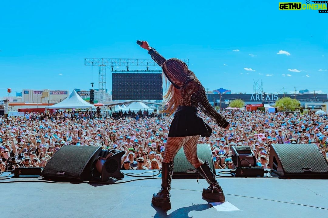 Avril Lavigne Instagram - 4 shows in 24 hours. Thank you @fireflymusicfestival, @iheartradio and my amazing band and crew. @therealferlazz @davidimmerman @reevemusic @cameronhurley @mattreillyproductions