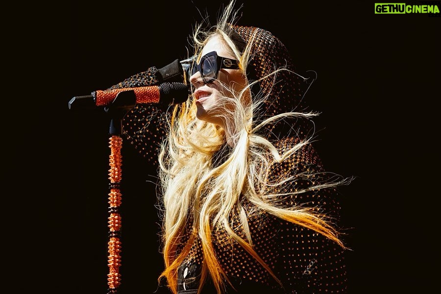 Avril Lavigne Instagram - 4 shows in 24 hours. Thank you @fireflymusicfestival, @iheartradio and my amazing band and crew. @therealferlazz @davidimmerman @reevemusic @cameronhurley @mattreillyproductions