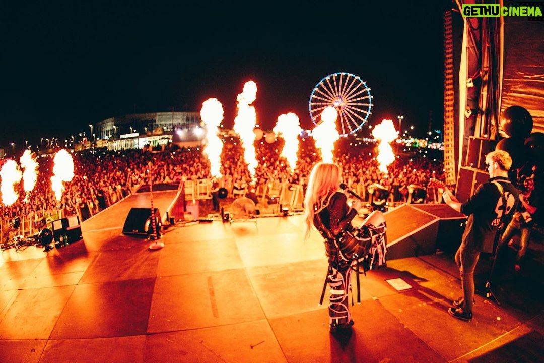 Avril Lavigne Instagram - Rio, Brazil! You are the best! Thank you for rocking with me. Te amo 4-ever 🧡🖤