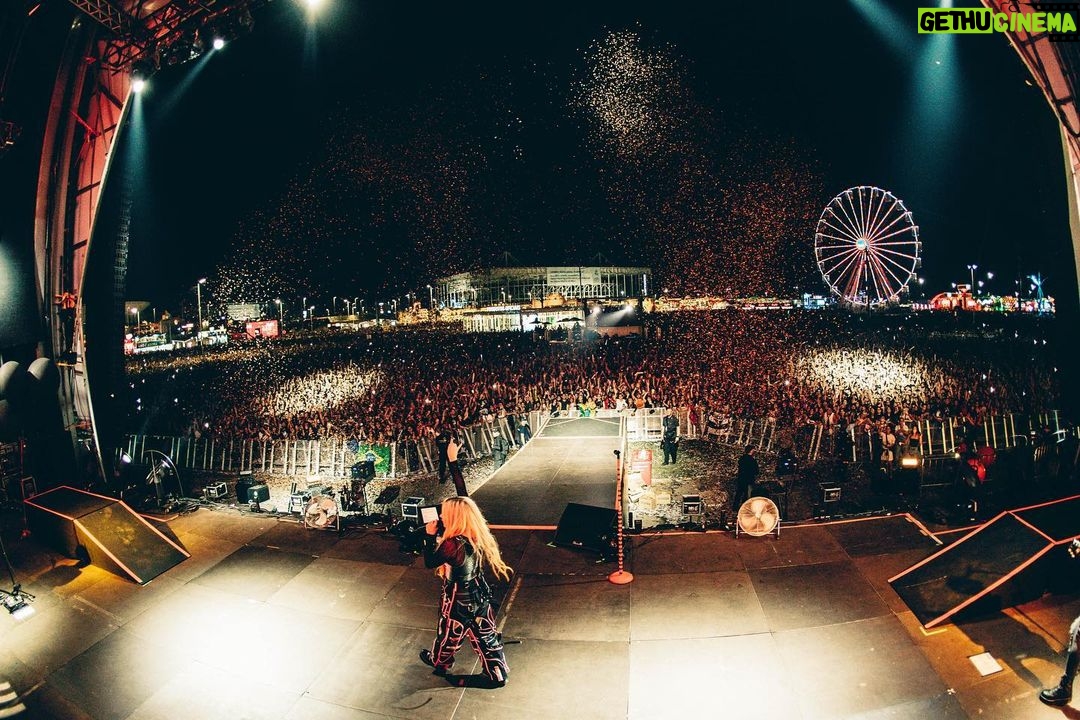 Avril Lavigne Instagram - Rio, Brazil! You are the best! Thank you for rocking with me. Te amo 4-ever 🧡🖤