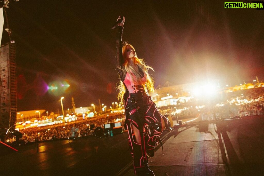 Avril Lavigne Instagram - Rio, Brazil! You are the best! Thank you for rocking with me. Te amo 4-ever 🧡🖤