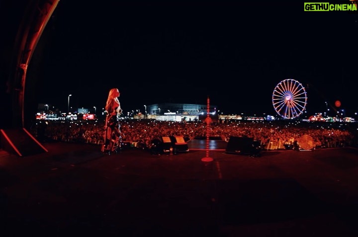 Avril Lavigne Instagram - Rio, Brazil! You are the best! Thank you for rocking with me. Te amo 4-ever 🧡🖤
