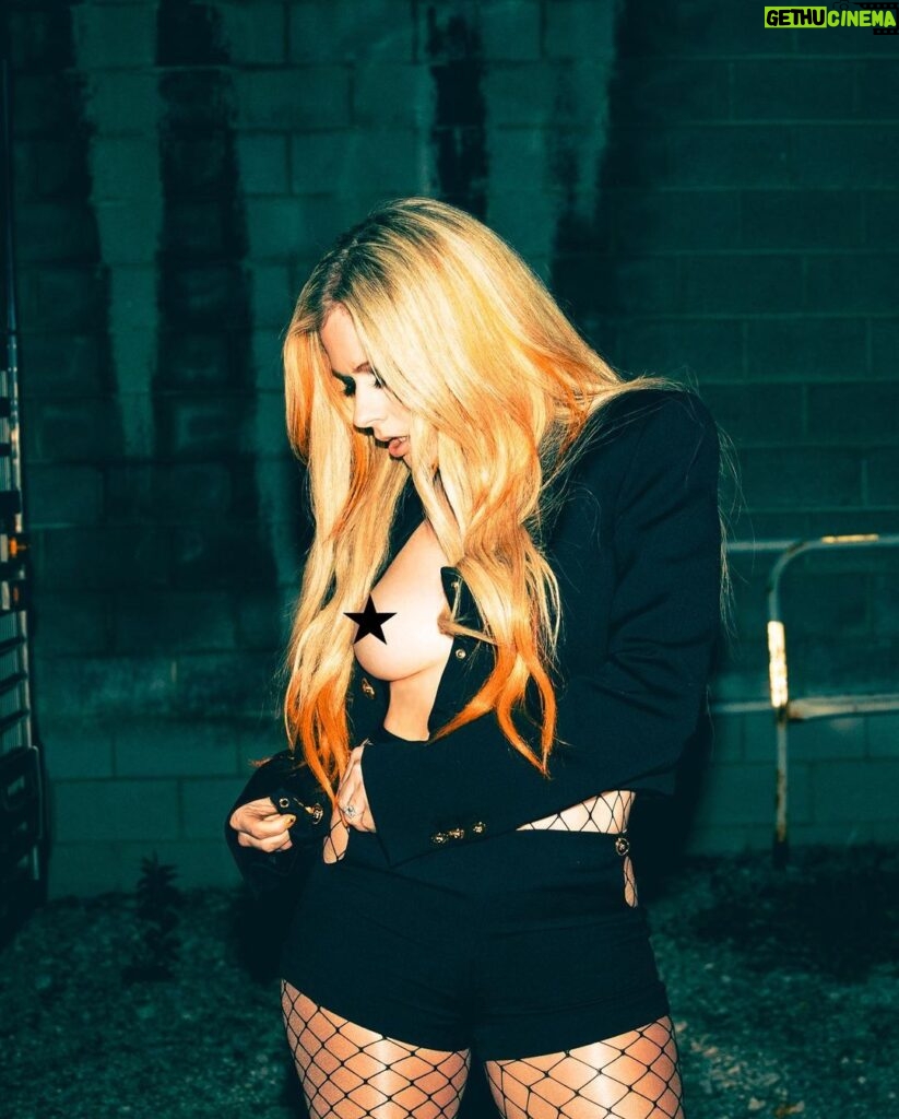 Avril Lavigne Instagram - Very 🖤☠️ Versace 🖤☠️