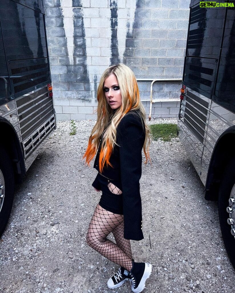 Avril Lavigne Instagram - Very 🖤☠️ Versace 🖤☠️