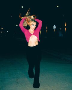 Avril Lavigne Instagram - 💖🖤