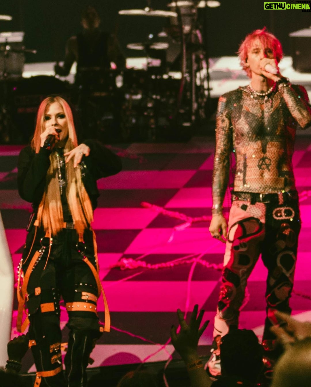Avril Lavigne Instagram - Bois Lie. Mainstream Sellout Tour. 💀@machinegunkelly
