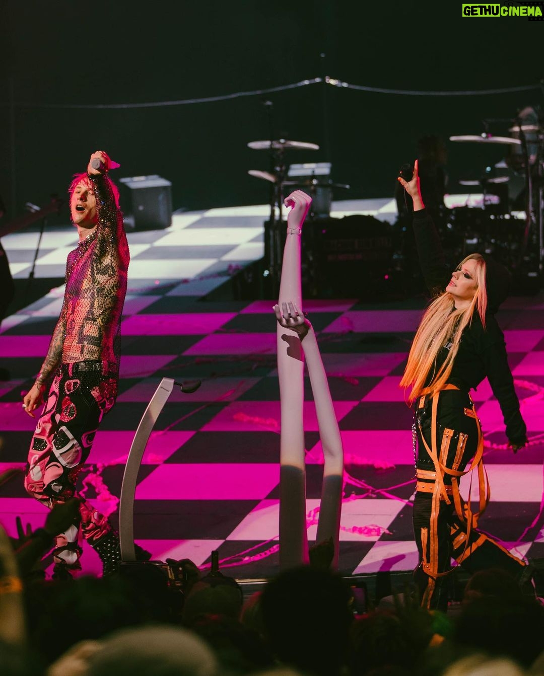 Avril Lavigne Instagram - Bois Lie. Mainstream Sellout Tour. 💀@machinegunkelly
