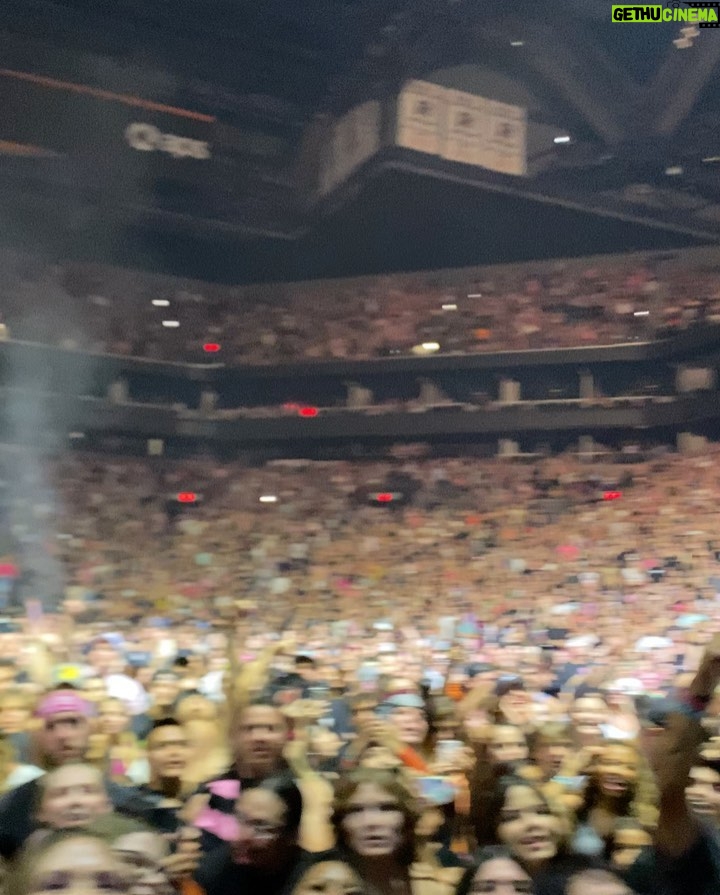 Avril Lavigne Instagram - Bois Lie. Mainstream Sellout Tour. 💀@machinegunkelly