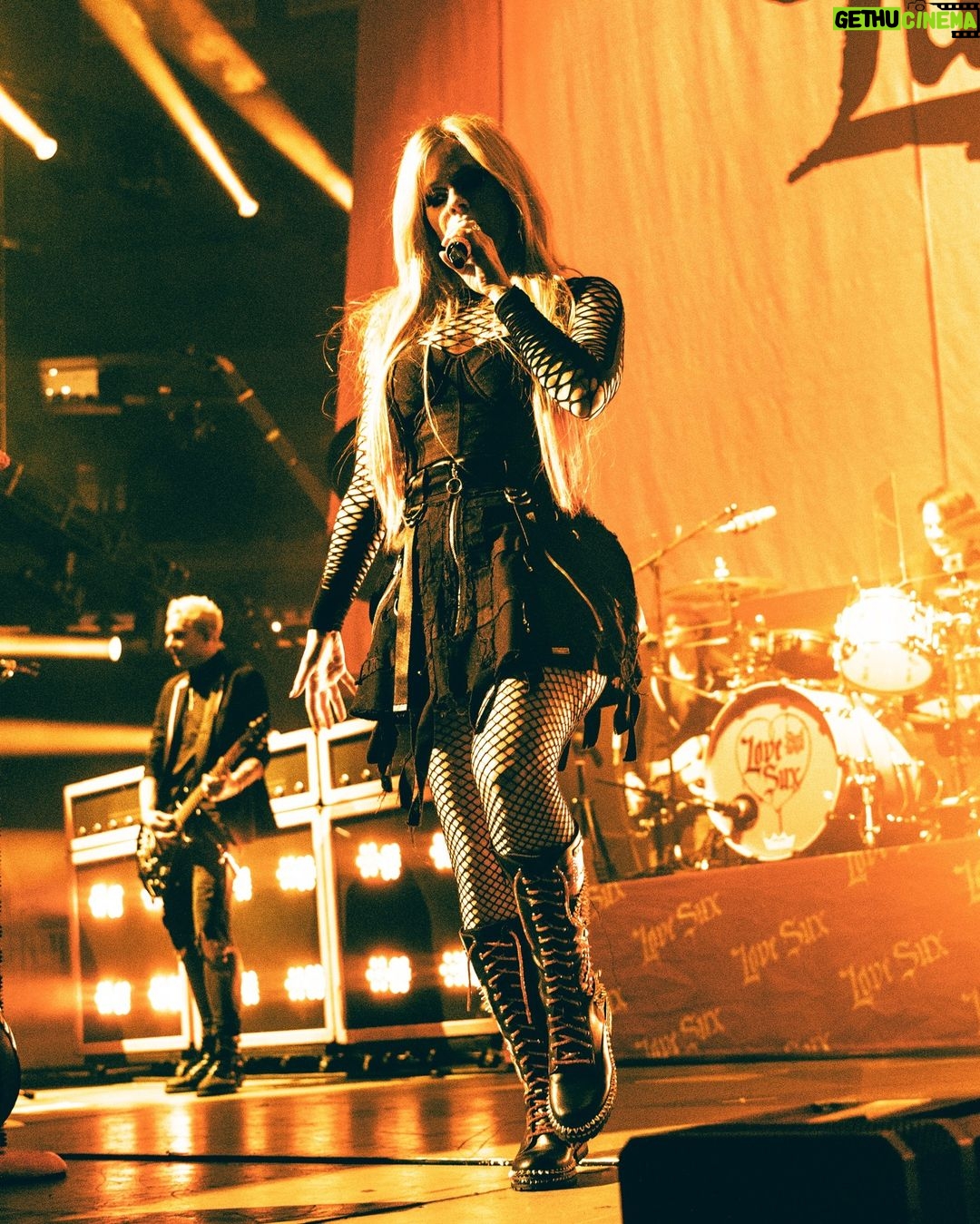 Avril Lavigne Instagram - Summer Tour ๐งก๐๐ค