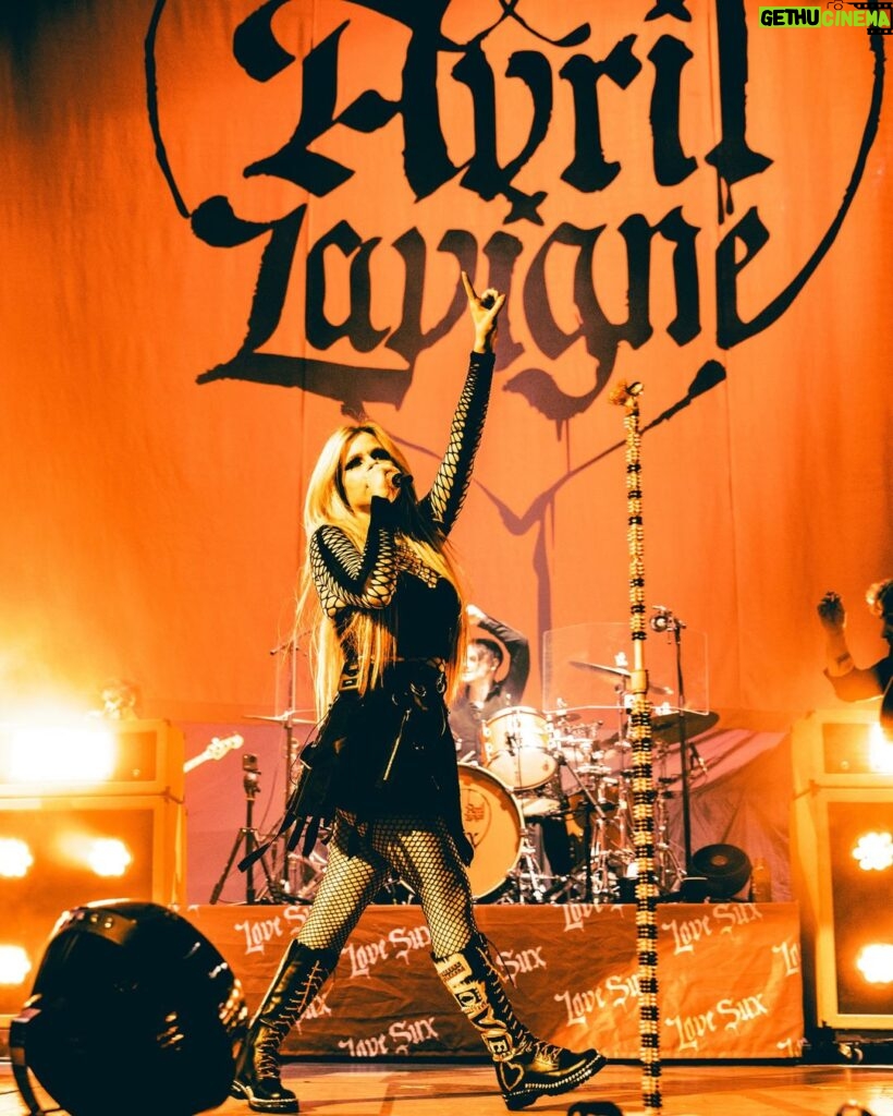 Avril Lavigne Instagram - Summer Tour 🧡💀🖤