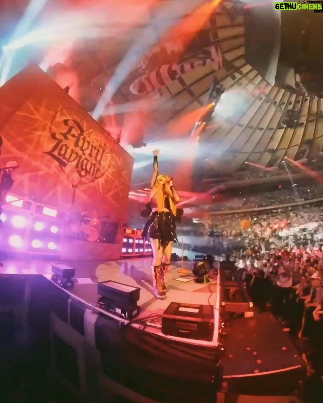 Avril Lavigne Instagram - Summer Tour ๐งก๐๐ค