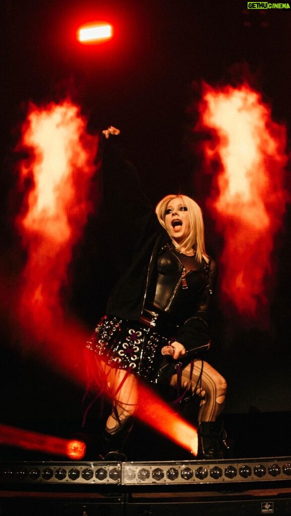 Avril Lavigne Instagram - PARIS & AMSTERDAM 🔥🔥 the perfect kick off to the European tour 🧡🖤