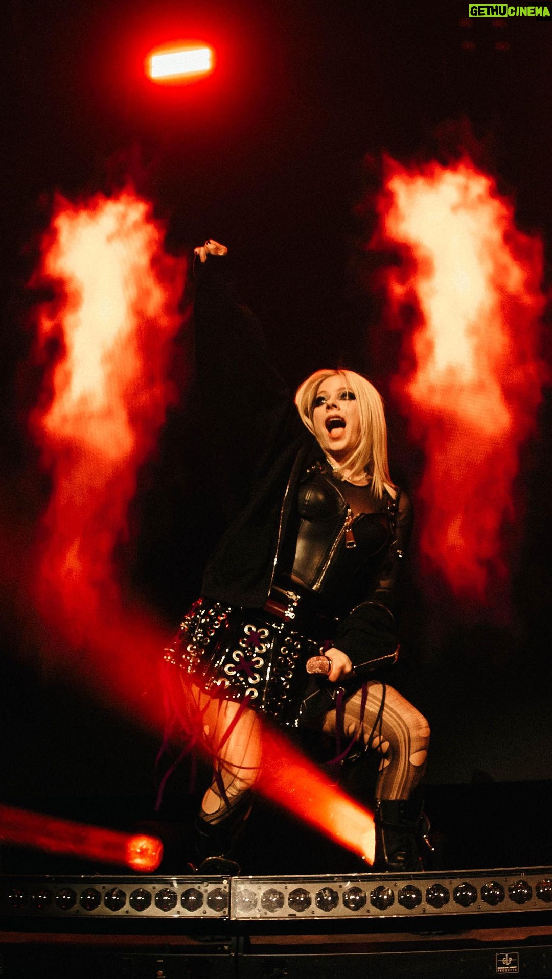 Avril Lavigne Instagram - PARIS & AMSTERDAM ๐ฅ๐ฅ the perfect kick off to the European tour ๐งก๐ค