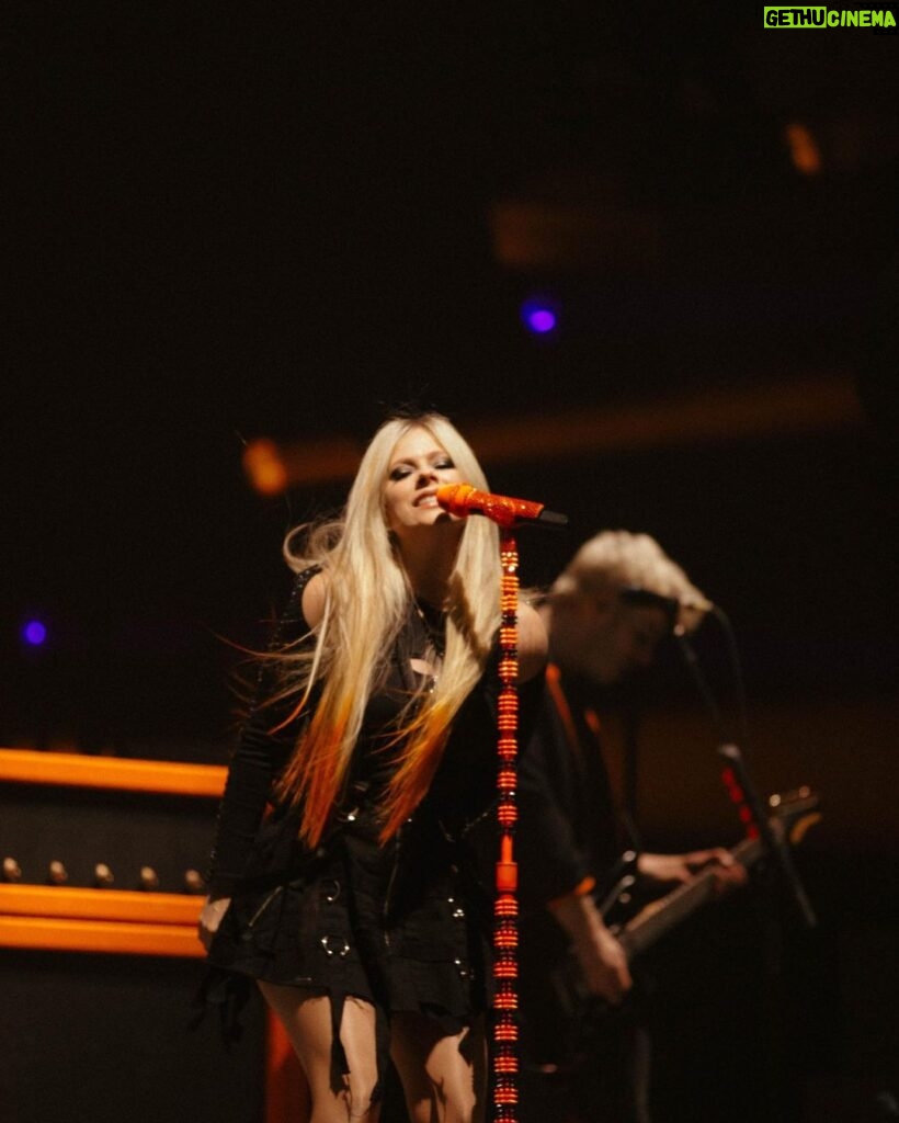 Avril Lavigne Instagram - Last night. Mainstream Sellout Tour 🧡💀🖤