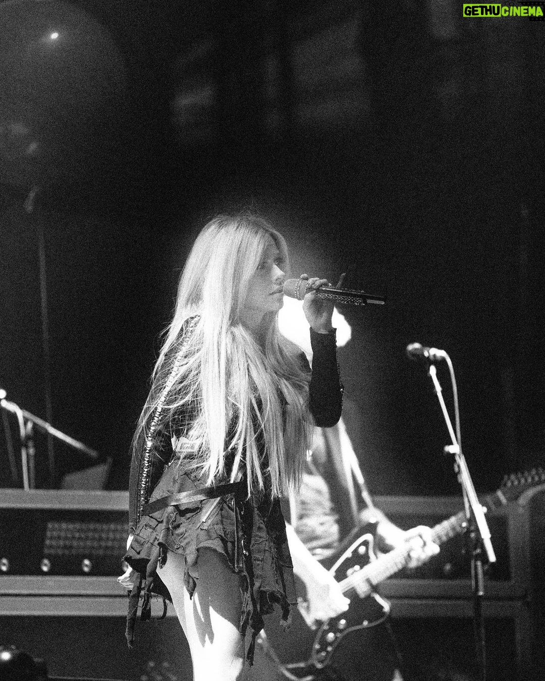 Avril Lavigne Instagram - Last night. Mainstream Sellout Tour ๐งก๐๐ค
