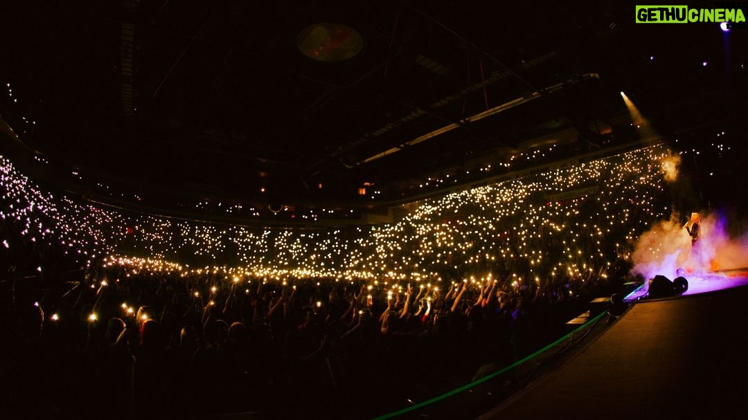 Avril Lavigne Instagram - What a phenomenal tour in Canada ๐จ๐ฆ๐ค๐๐งก Thank you all for rocking at the shows with me. Now off to the Mainstream Sellout Tour!