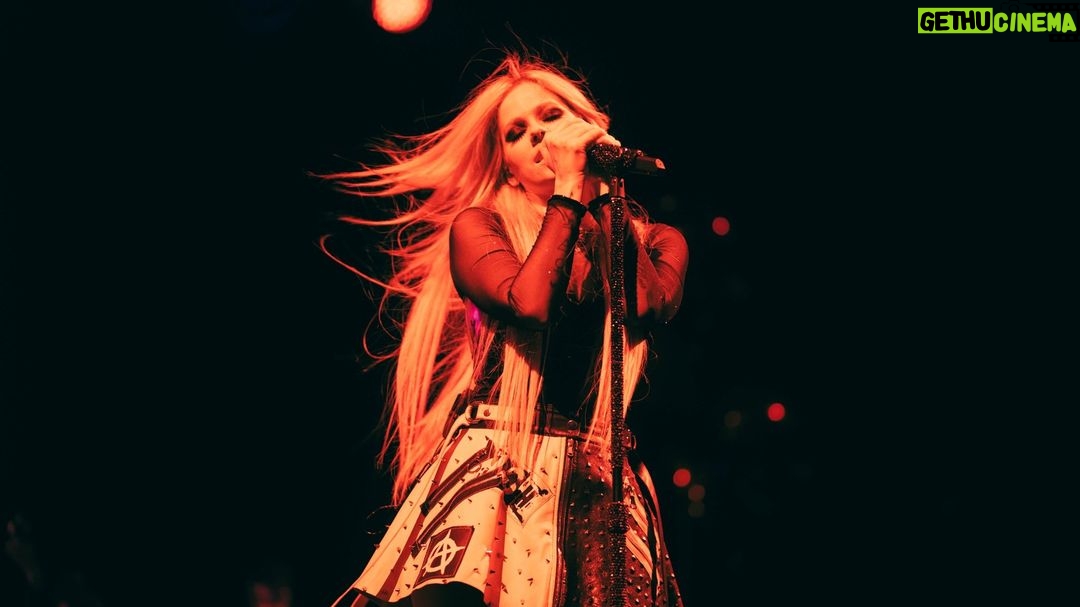 Avril Lavigne Instagram - What a phenomenal tour in Canada ๐จ๐ฆ๐ค๐๐งก Thank you all for rocking at the shows with me. Now off to the Mainstream Sellout Tour!