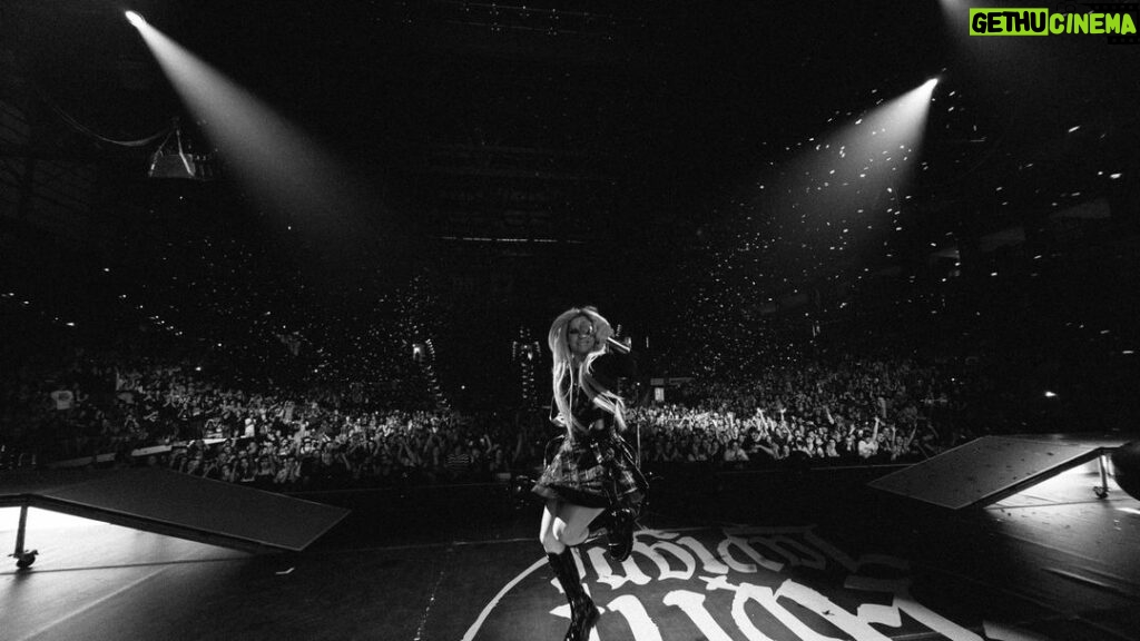 Avril Lavigne Instagram - What a phenomenal tour in Canada 🇨🇦🖤💀🧡 Thank you all for rocking at the shows with me. Now off to the Mainstream Sellout Tour!